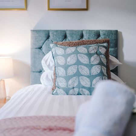 New! Spacious 2-Bed Home In Chester City-Centre By 53 Degrees Property, Ideal For Couples & Small Groups, Great Location - Sleeps 5 Extérieur photo