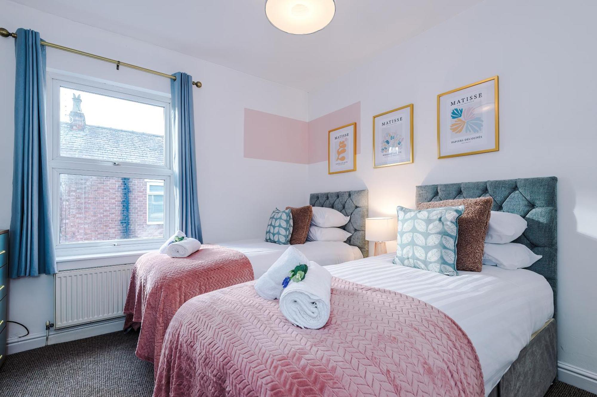New! Spacious 2-Bed Home In Chester City-Centre By 53 Degrees Property, Ideal For Couples & Small Groups, Great Location - Sleeps 5 Extérieur photo