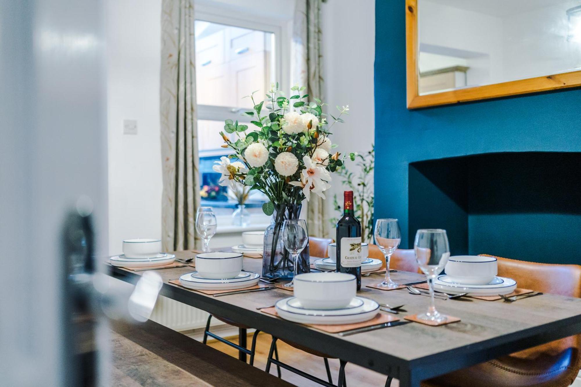 New! Spacious 2-Bed Home In Chester City-Centre By 53 Degrees Property, Ideal For Couples & Small Groups, Great Location - Sleeps 5 Extérieur photo