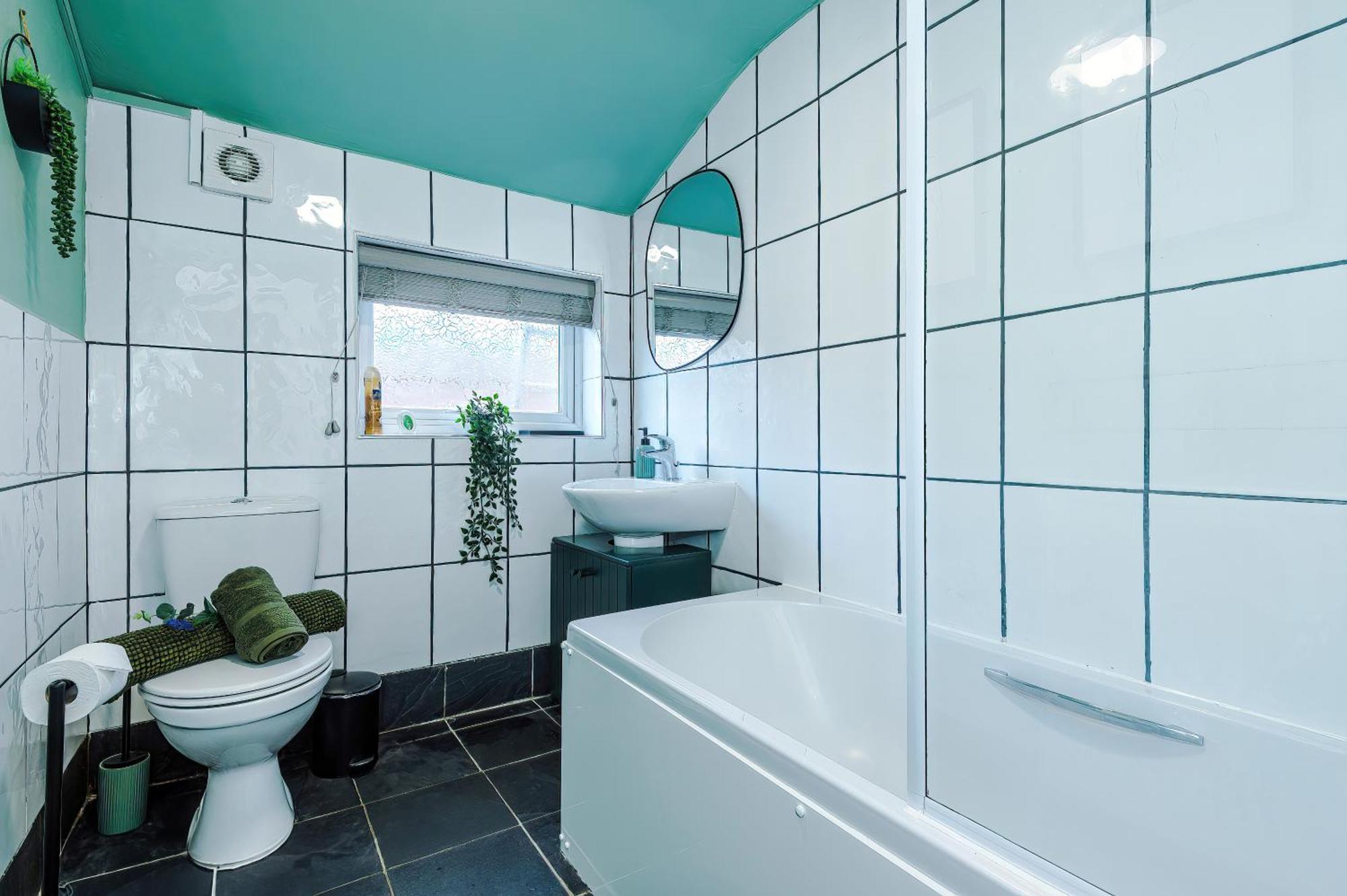 New! Spacious 2-Bed Home In Chester City-Centre By 53 Degrees Property, Ideal For Couples & Small Groups, Great Location - Sleeps 5 Extérieur photo