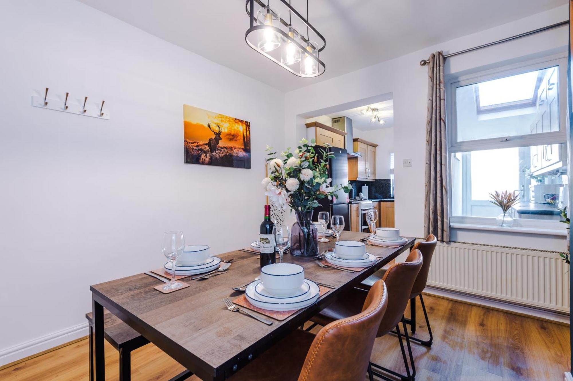 New! Spacious 2-Bed Home In Chester City-Centre By 53 Degrees Property, Ideal For Couples & Small Groups, Great Location - Sleeps 5 Extérieur photo