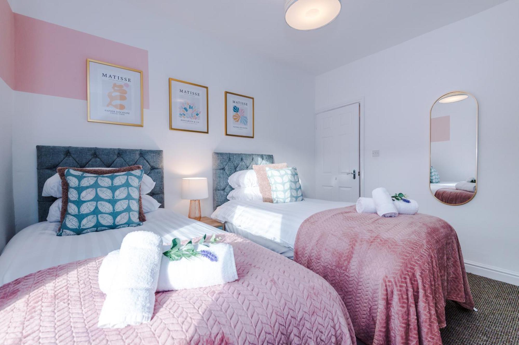 New! Spacious 2-Bed Home In Chester City-Centre By 53 Degrees Property, Ideal For Couples & Small Groups, Great Location - Sleeps 5 Extérieur photo