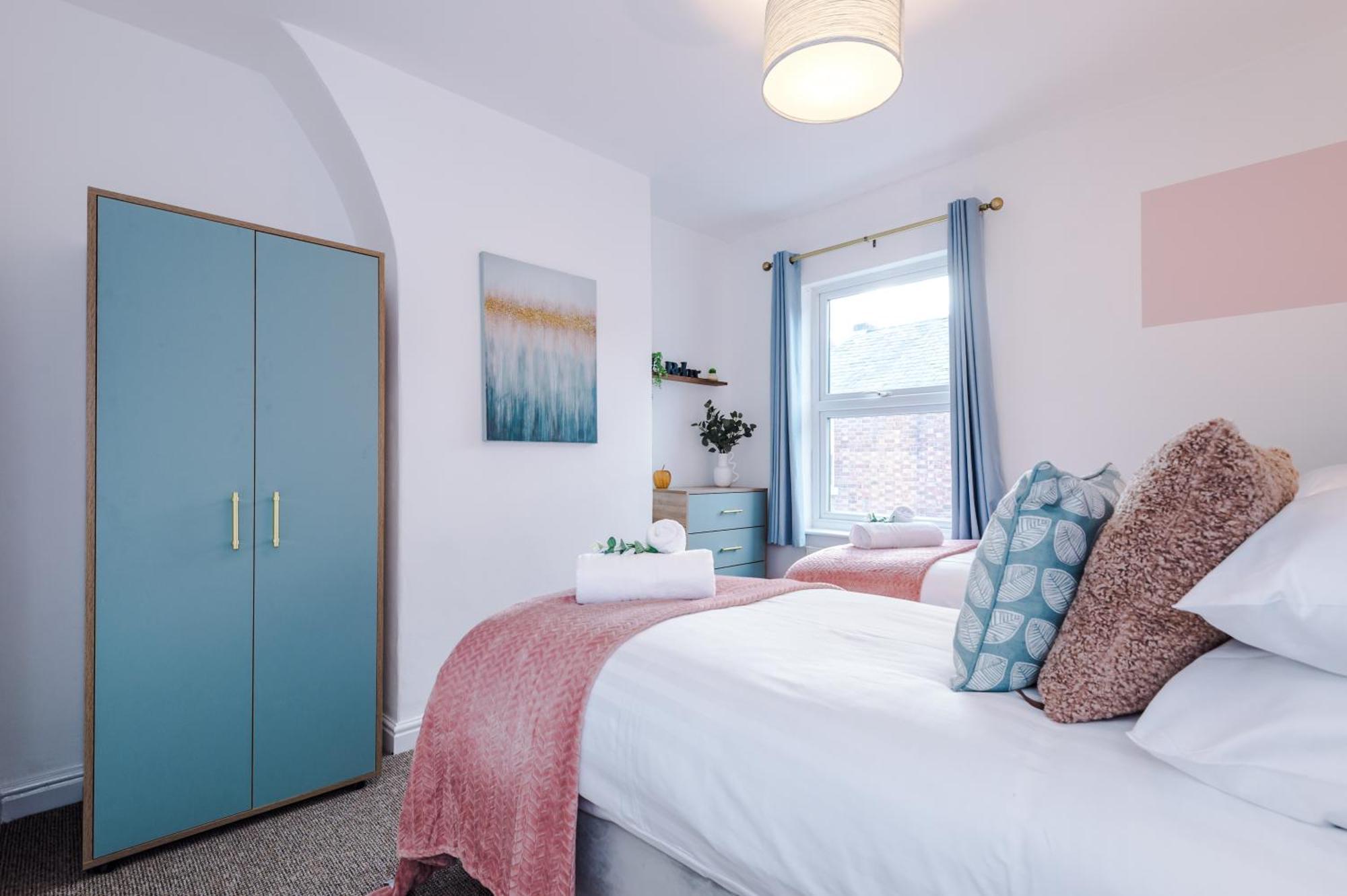 New! Spacious 2-Bed Home In Chester City-Centre By 53 Degrees Property, Ideal For Couples & Small Groups, Great Location - Sleeps 5 Extérieur photo